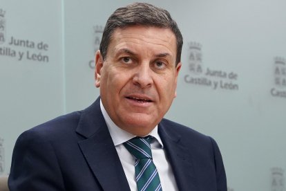 El consejero de Economía y Hacienda y portavoz, Carlos Fernández Carriedo, comparece en rueda de prensa posterior al Consejo de Gobierno.