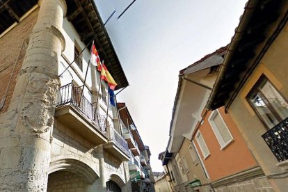 Ayuntamiento de Tremiño, donde ondea la bandera de Castilla y León.