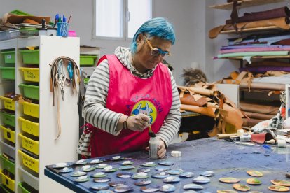 La palentina Asun Fernández, de ingeniera forestal a maestra del cuero.
