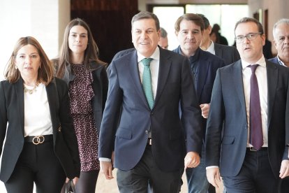 El consejero de Economía y Hacienda, Carlos Fernández Carriedo, antes de su comparecencia en las Cortes.