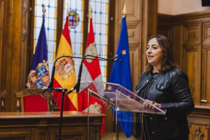 La alcaldesa de Palencia, Miriam Andrés, en su comparecencia ante los medios para anunciar la denuncia a Adif.