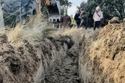 La ARMH localiza en una fosa común de La Fresneda (Segovia) los restos de un maestro y un caminero asesinados.

La Asociación para la Recuperación de la Memoria Histórica (ARMH) ha encontrado la fosa común de dos republicanos asesinados por en la finca La Fresneda, perteneciente al municipio segoviano de Vegas de Matute, sita a un kilómetro del pueblo cuando se accede desde la carretera de Villacastín.

CASTILLA Y LEÓN ESPAÑA EUROPA SEGOVIA SOCIEDAD
ARMH