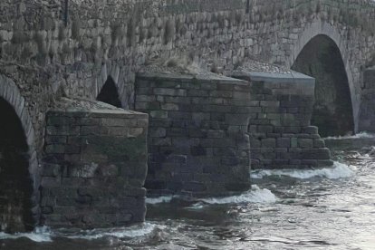 El rio Tormes a su paso por la localidad de el Barco de Ávila.