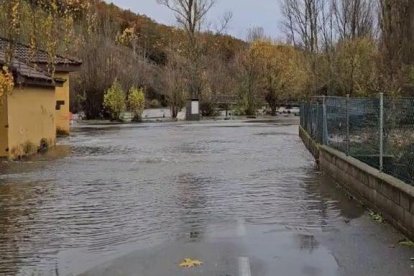 El río Curueño desbordado a su paso por La Vecilla de Curueño (León)