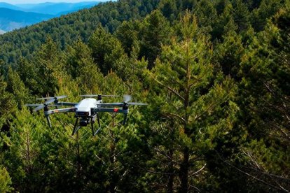 Uno de los drones que recopilan datos para el proyecto RetechFOR.