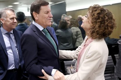 Carlos Fernández Carriedo saluda a la ministra María Jesús Montero en el Consejo de Política Fiscal y Financiera.