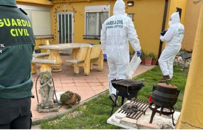 Agentes en la vivienda donde se registraron las agresiones.