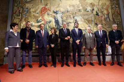 El ministro de Cultura, Ernest Urtasun y el alcalde de León, José Antonio Diez, presentan las obras del Teatro Emperador. Les acompañan el consejero de Cultura, Turismo y Deporte, Gonzalo Santonja y el presidente de la Diputación de León, Gerardo Álvarez Courel, entre otras autoridades.