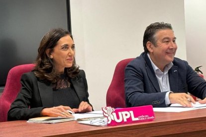 La secretaria general de UPL, Alicia Gallego (centro), en el consejo general del partido que ha refrendado su designación como cabeza de lista para las elecciones autonómicas.