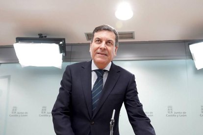 El consejero de Economía y Hacienda y portavoz de la Junta de Castilla y León, Carlos Fernández Carriedo, en la rueda de prensa posterior al Consejo de Gobierno.