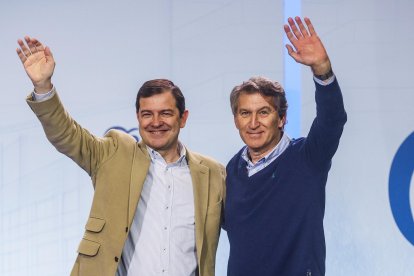 El presidente del Partido Popular, Alberto Núñez Feijóo, junto al presidente de la Junta de Castilla y León y del PP de Castilla y León, Alfonso Fernández Mañueco.