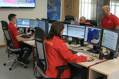 Personal trabajando en el centro de emergencias, en una foto de archivo.