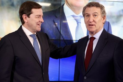 El presidente de la Junta de Castilla y León, Alfonso Fernández Mañueco, junto al líder del PP, Alberto Núñez Feijóo.