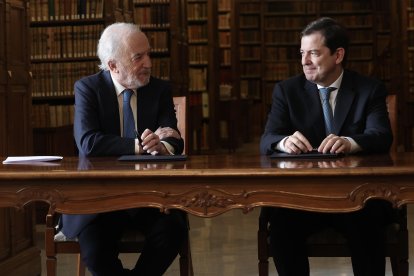 Alfonso Fernández Mañueco firma un acuerdo junto a Santiago Muñoz Machado