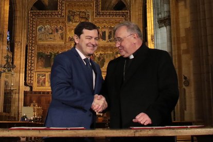 El presidente de la Junta, Alfonso Fernández Mañueco, acompañado por el Obispo, Luis Ángel de las Heras Berzal.