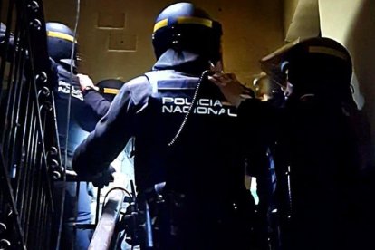 Imagen del momento de la entrada de los agentes a la viviienda de unos ivestigados.