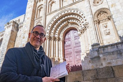 Miguel Ángel Hernández posa con su libro delante de la Puerta del Obispo de la catedral de Zamora