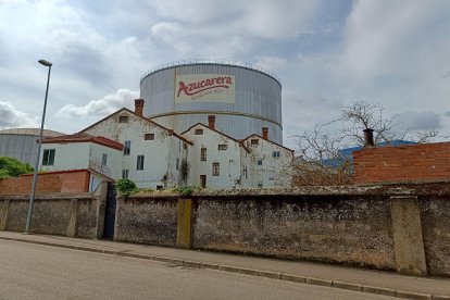 Archivo - Planta de Azucarera de La Bañeza (León).