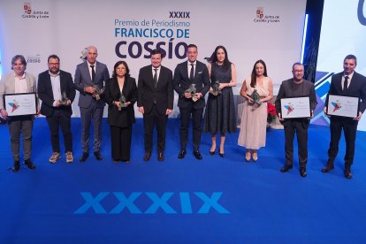 Los premiados posan con el presidente de la Junta, Alfonso Fernández Mañueco, en la foto de familia.