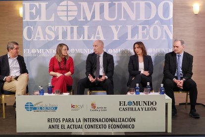 Pablo R. Lago, Elena Martín, Carlos Martín Tobalina, Carmen San Martín y Rafael Simón, en el club de prensa ‘Retos para la internacionalización ante el actual contexto económico’.