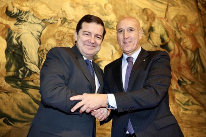Alfonso Fernández Mañueco y José Antonio Diez, en la firma del convenio.