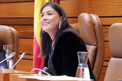 La vicepresidenta segunda socialista Ana Sánchez se despide del hemiciclo en la última sesión plenaria de la legislatura.