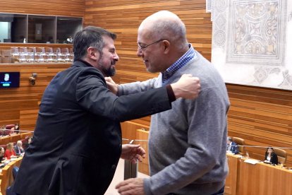 El ex secretario regional socialista Luis Tudanca y Francisco Igea se saludan en la última sesión plenaria de la legislatura.