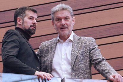 El ex secretario regional socialista Luis Tudanca junto a José Luis Vázquez en la última sesión plenaria de la legislatura.
