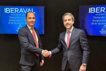 César Pontvianne y  Ramón Polvorosa firman la escritura de integración de la sociedad de garantía cántabra