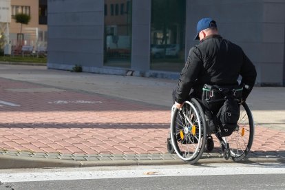 Una persona en silla de ruedas