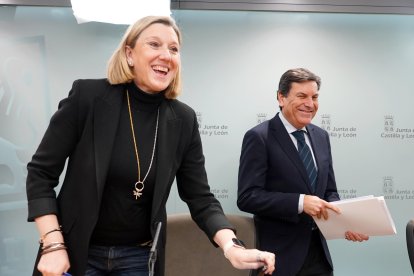 Isabel Blanco comparece tras el Consejo de Gobierno junto a Carlos Fernández Carriedo.
