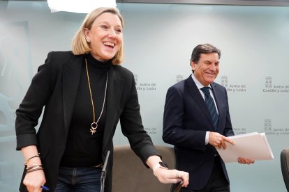 Isabel Blanco comparece tras el Consejo de Gobierno junto a Carlos Fernández Carriedo.