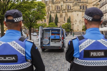 Dos policías locales en Segovia en una imagen de archivo