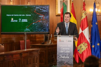 El presidente del Ejecutivo autonómico, Alfonso Fernández Mañueco, en la presentación del protocolo para la mejora del Camino del Lobo