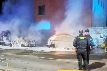 Vehículos incendiados con dos artefactos tipo cóctel molotov