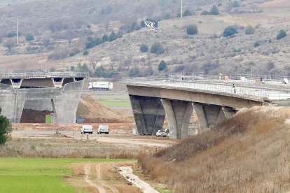 Estado de las obras en el viaducto del Duero, donde todo está preparado para efectuar la conexión entre las dos orillas.