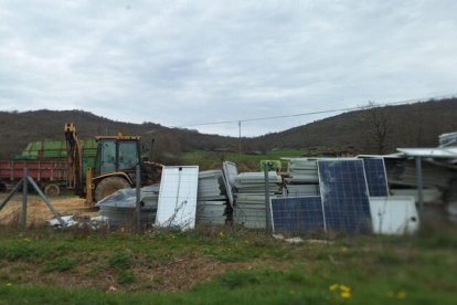 Vertedero ilegal de placas solares, detectado en Palencia.