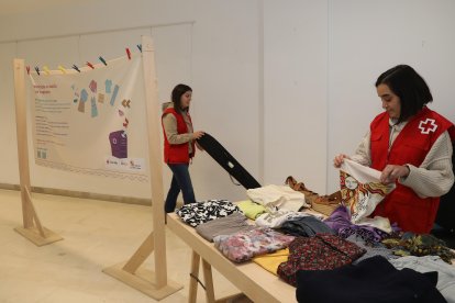 Exposición 'Mucha tela, Hilando un futuro sostenible',organizada por Cruz Roja y la Junta de Castilla y León, en centro de día de San Juanillo, sobre la economía circular como contribución a la justicia, iguadad social y protección del medio ambiente