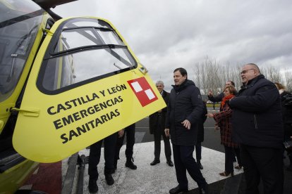 El presidente de la Junta de Castilla y León, Alfonso Fernández Mañueco, durante la presentación de las mejoras en transporte de emergencias sanitarias.