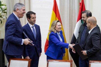 José Vicente de los Mozos, Ángel Escribano, Amparo Valcarce, Faisal Al Bannai y Hamad Al Marar tras la firma del acuerdo, este martes en Madrid.