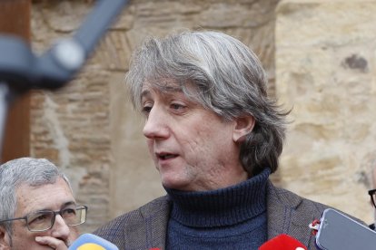 El secretario general del PSOECyL, Carlos Martínez, en la atención a medios de comunicación