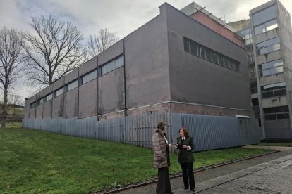Nuria González,rectora de la ULE (izq), en su visita el Campus de Ponferrada