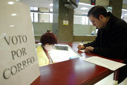 Una persona solicita el voto por correo para las elecciones autonómicas.