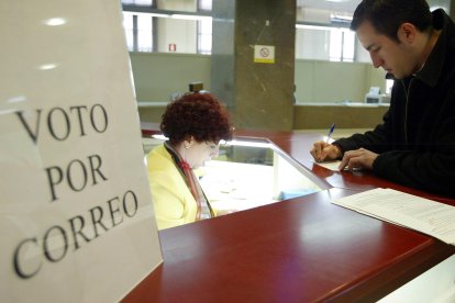 Una persona solicita el voto por correo para las elecciones autonómicas.
