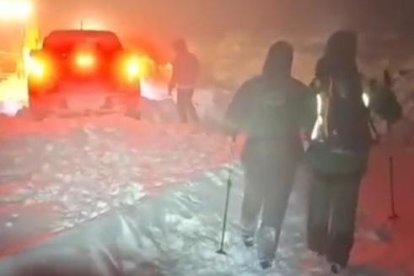 Rescatada Una Familia Atrapada En Su Vehículo Por La Nieve En Las Navas Del Marqués (Ávila).