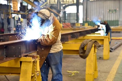 Un operario suelda una estructura en una industria metalúrgica.