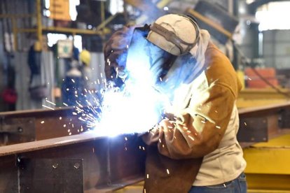 Un operario suelda una estructura en una industria metalúrgica.