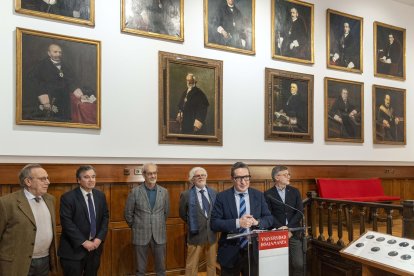 El rector de la Universidad de Salamanca, Juan Manuel Corchado, preside el acto de inauguración de la nueva galería de retratos de rectores, instalada en el Aula Alfonso X de las Escuelas Mayores. Le acompañaron anteriores Rectores de la Usal como José Ramón Alonso (I), Daniel Hernández y Sebastián Battaner.