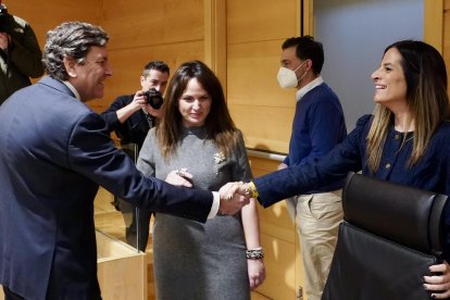 Fernández Carriedo saluda a las portavoces socialistas, Patricia Gómez y Nuria Rubio.