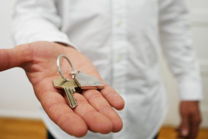 Un arrendador ofrece la llave de su apartamento.